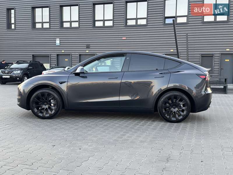 Tesla Model y (2024)