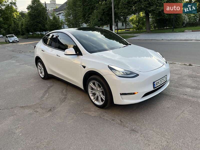Tesla Model y (2023)