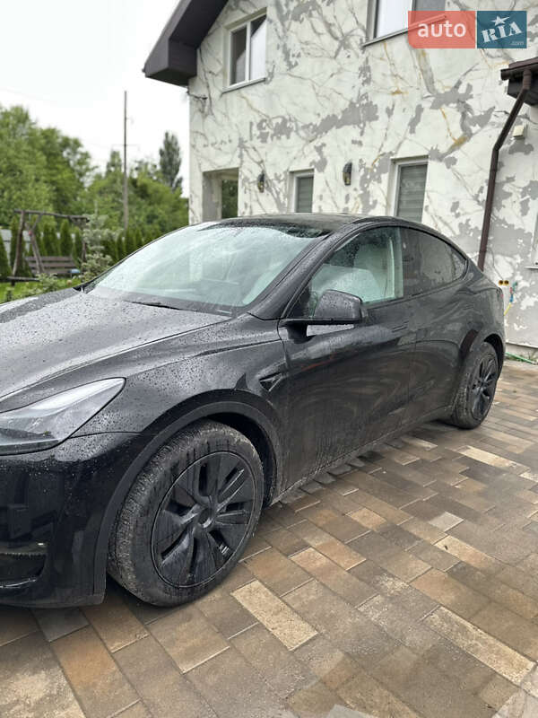 Tesla Model y (2024)