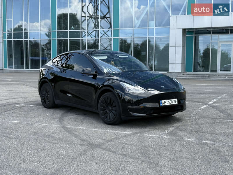 Tesla Model y (2023)