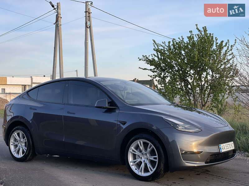Tesla Model y (2023)