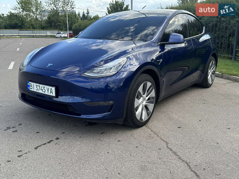 Tesla Model y (2023)