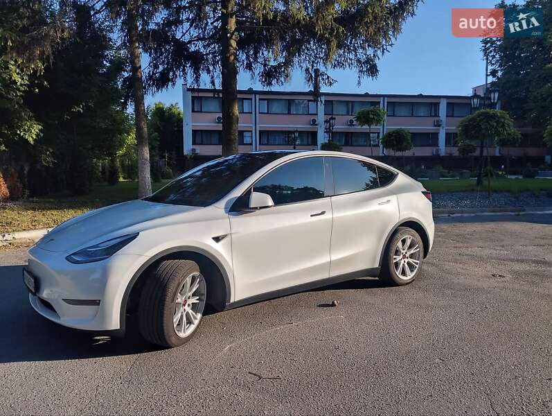 Tesla Model y (2023)