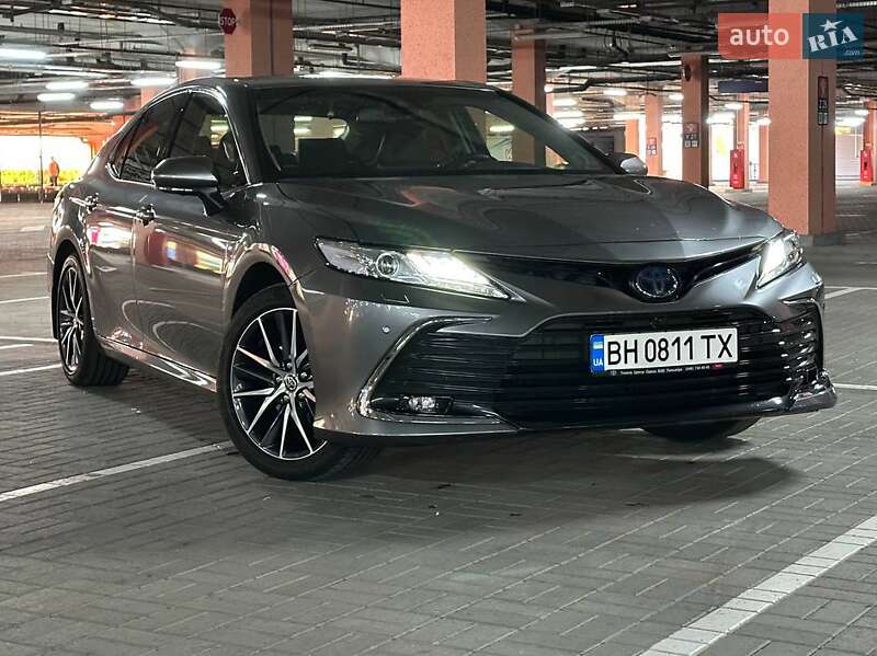 Toyota Camry (2023)