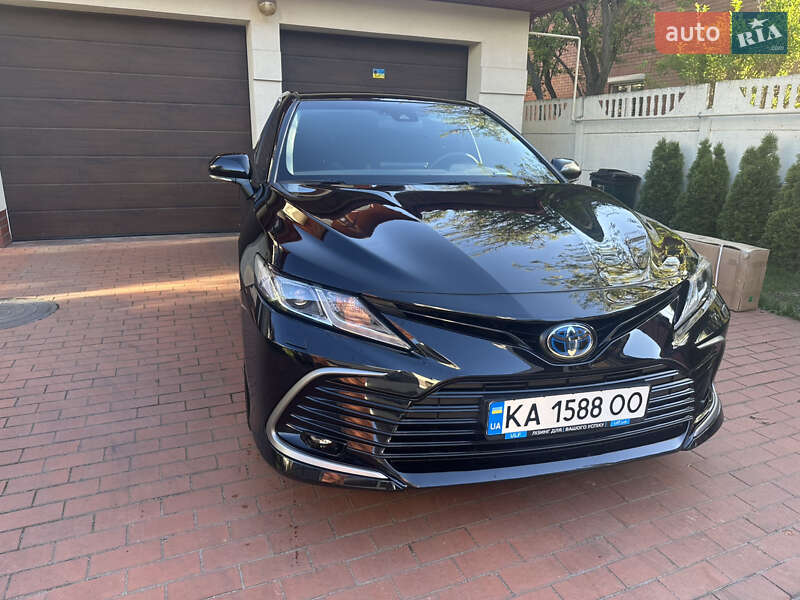 Toyota Camry (2024)