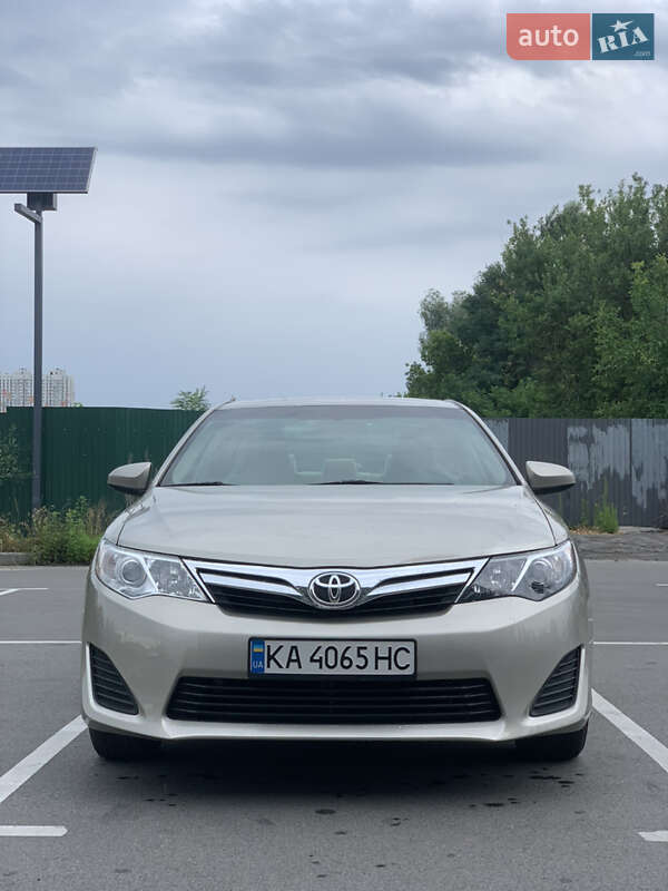 Toyota Camry (2014)