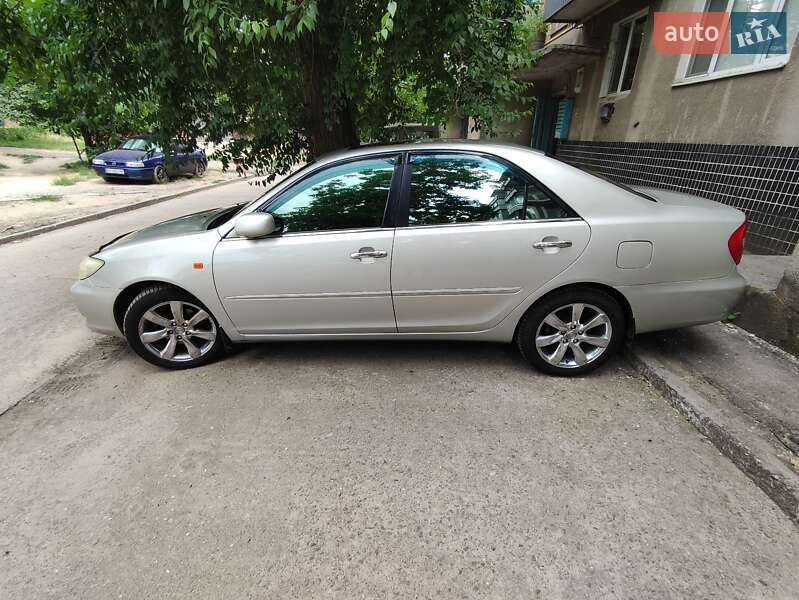 Toyota Camry (2003)