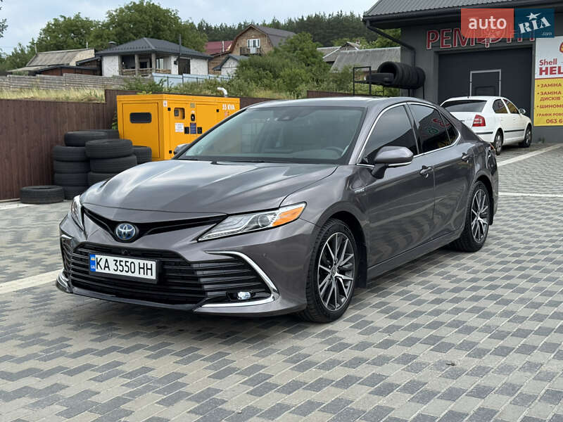 Toyota Camry (2021)