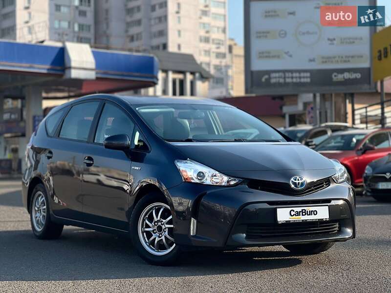 Toyota Prius v (2017)