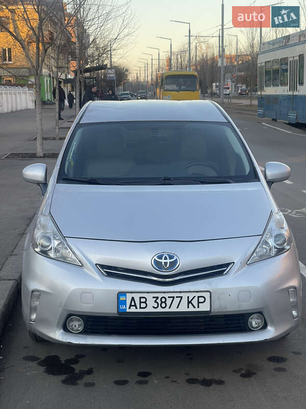Toyota Prius v (2012)