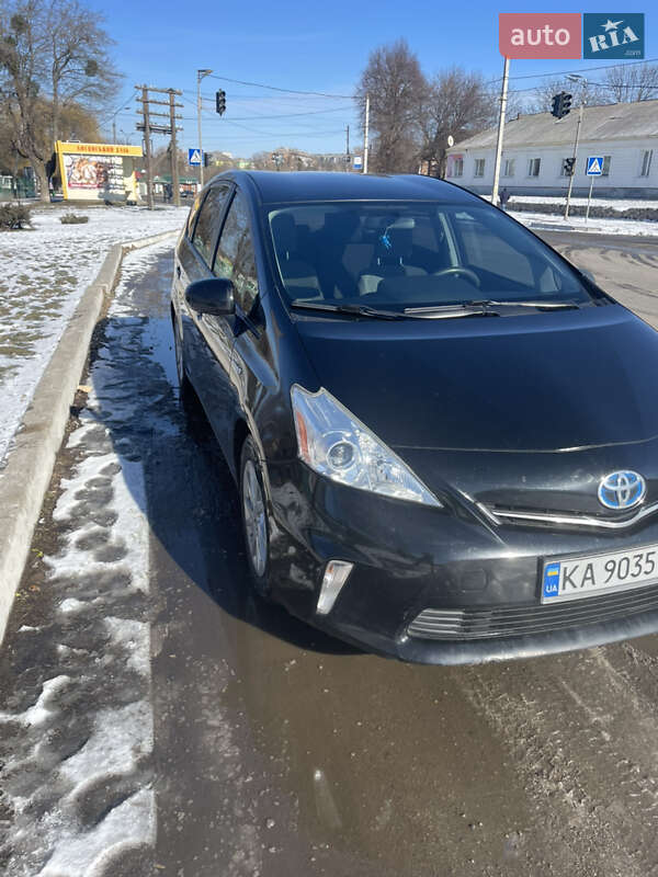 Toyota Prius v (2011)