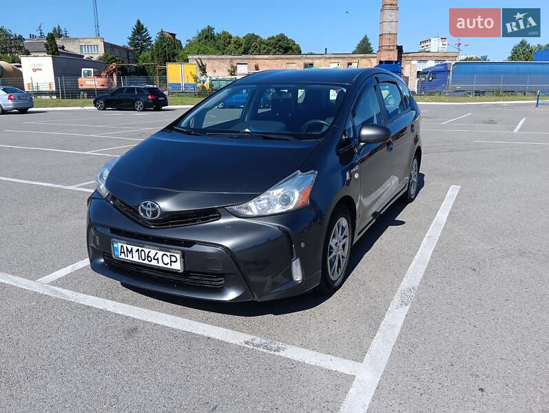 Toyota Prius v (2015)