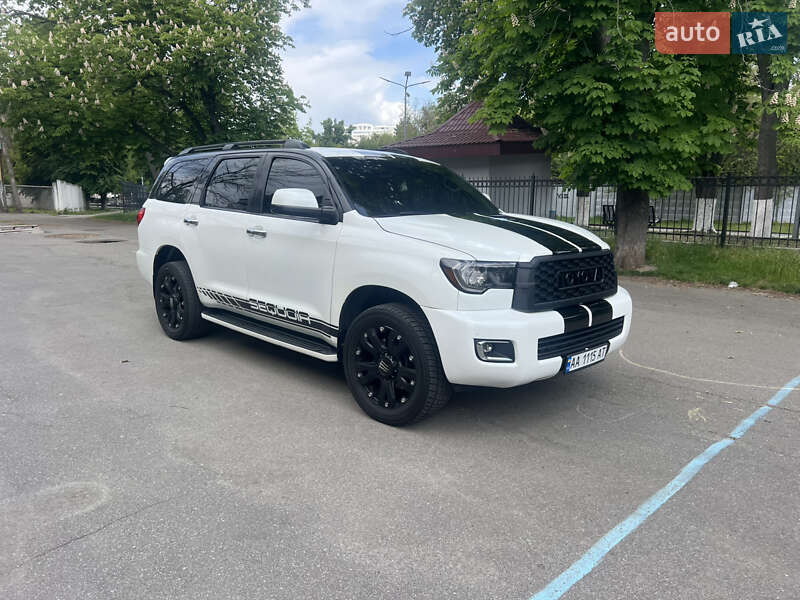 Toyota Sequoia (2016)
