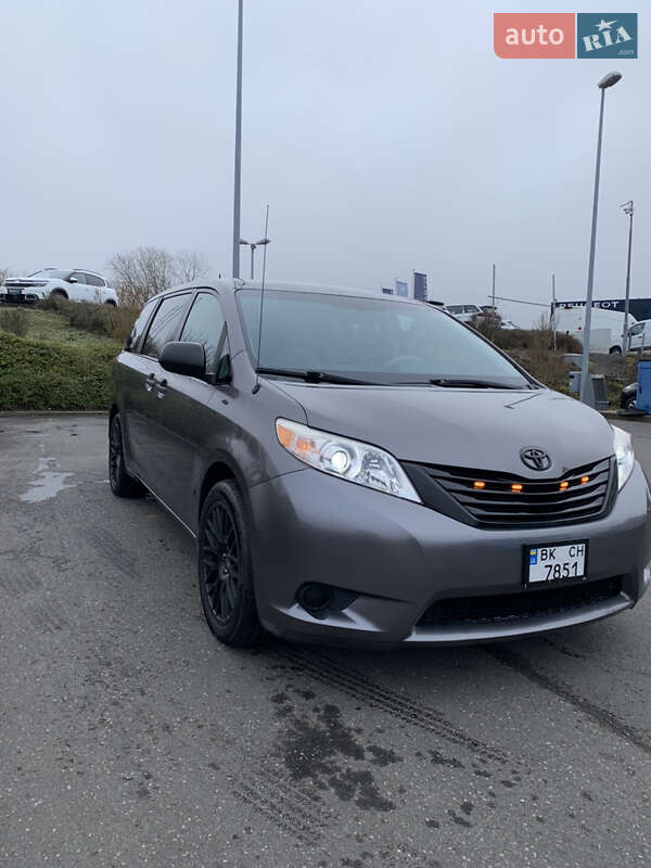 Toyota Sienna (2011)