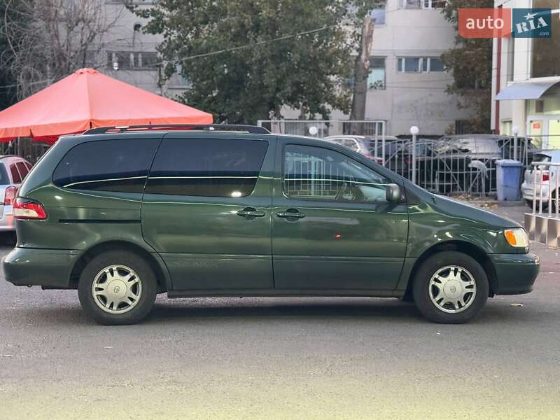 Toyota Sienna (2002)