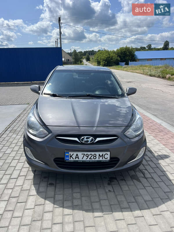 Hyundai Accent (2012)