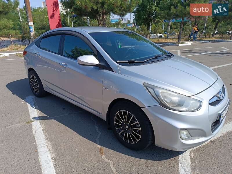 Hyundai Accent (2011)