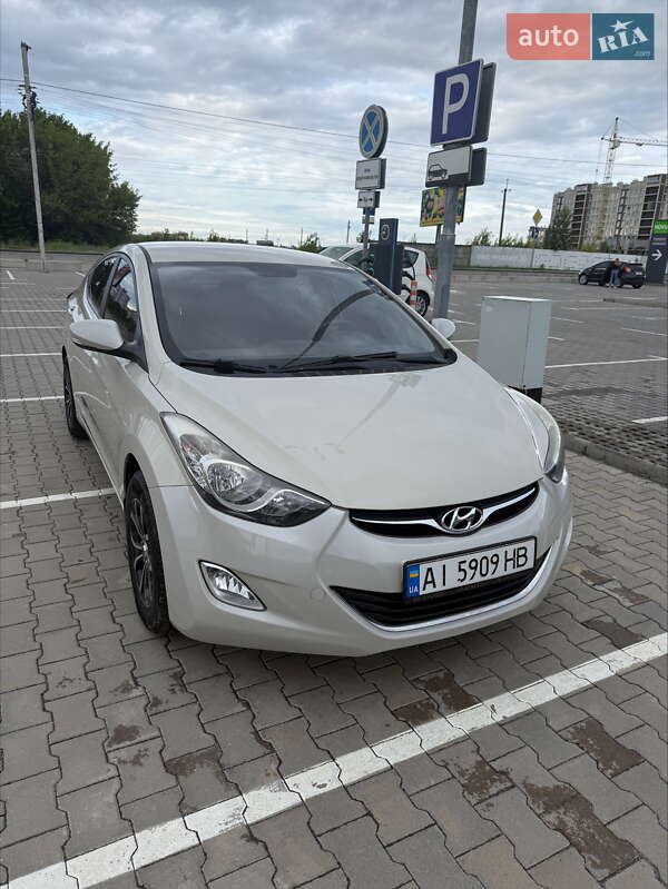 Hyundai Elantra (2012)