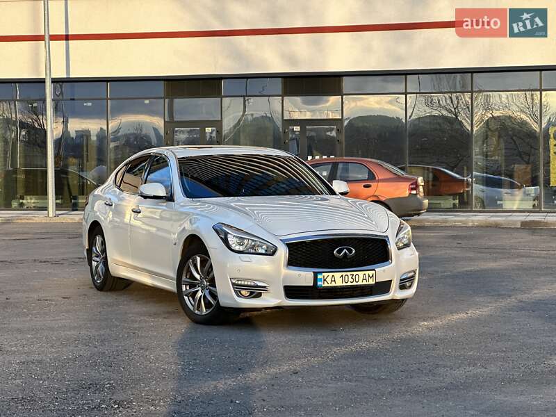 Infiniti Q70 (2015)