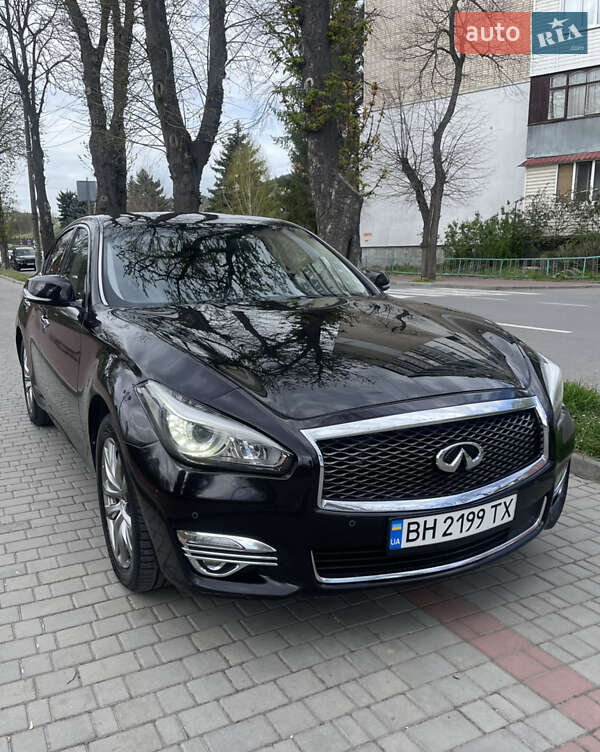 Infiniti Q70 (2015)