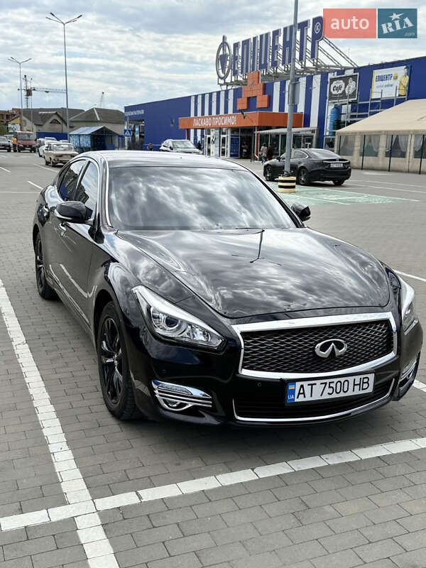 Infiniti Q70 (2015)