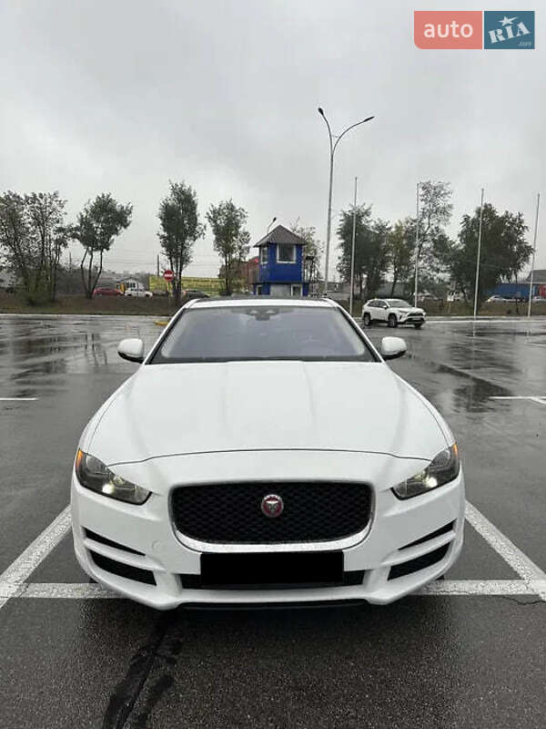 Jaguar Xe (2017)