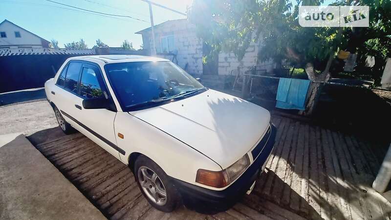 Mazda 323 (1990)