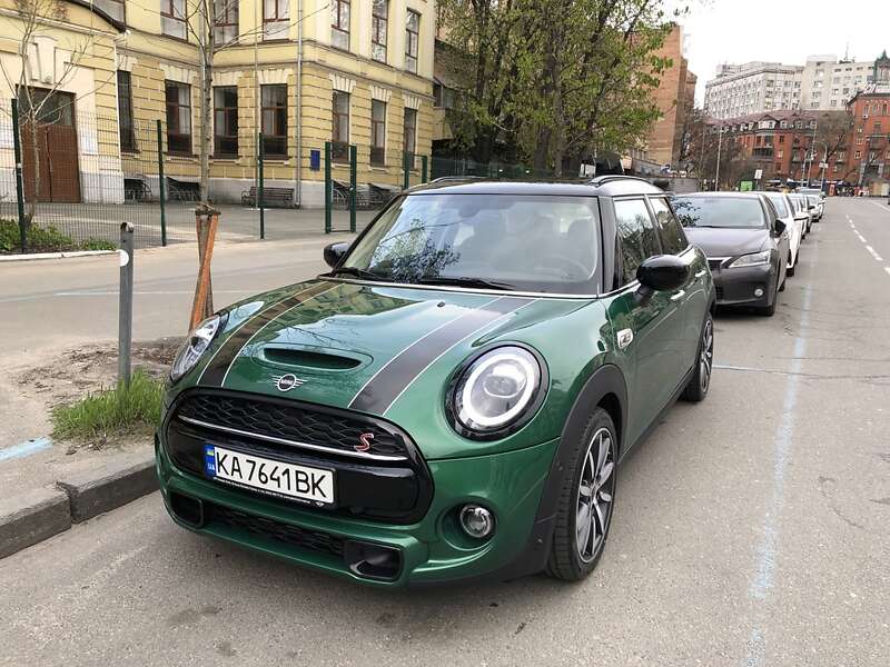 Mini Hatch (2020)