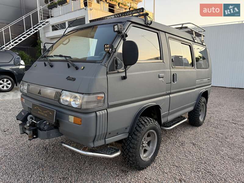 Mitsubishi Delica (1990)