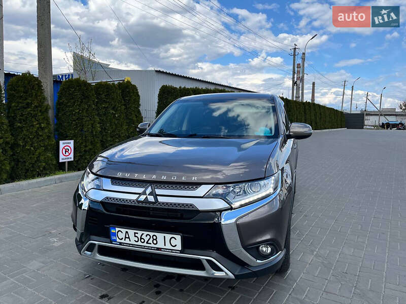 Mitsubishi Outlander (2020)