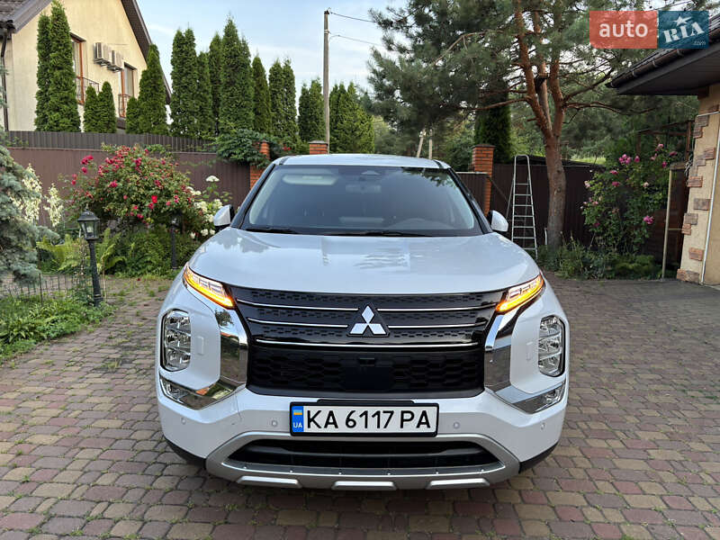 Mitsubishi Outlander (2023)