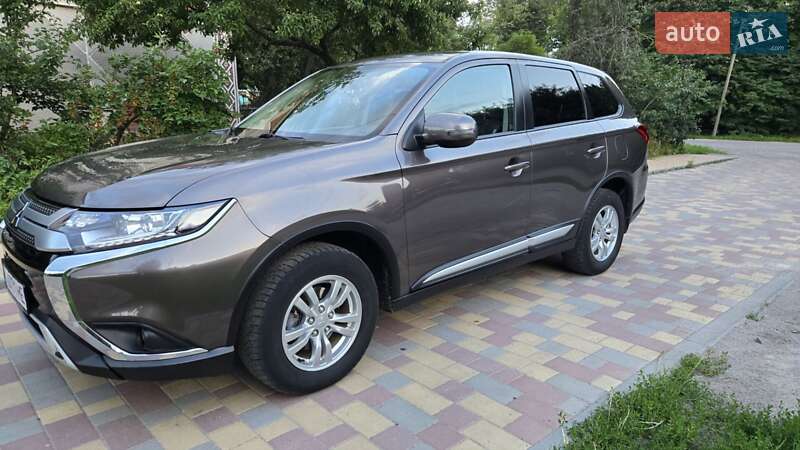 Mitsubishi Outlander (2020)