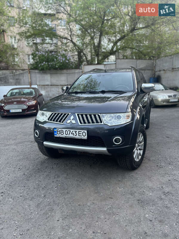 Mitsubishi Pajero sport (2013)