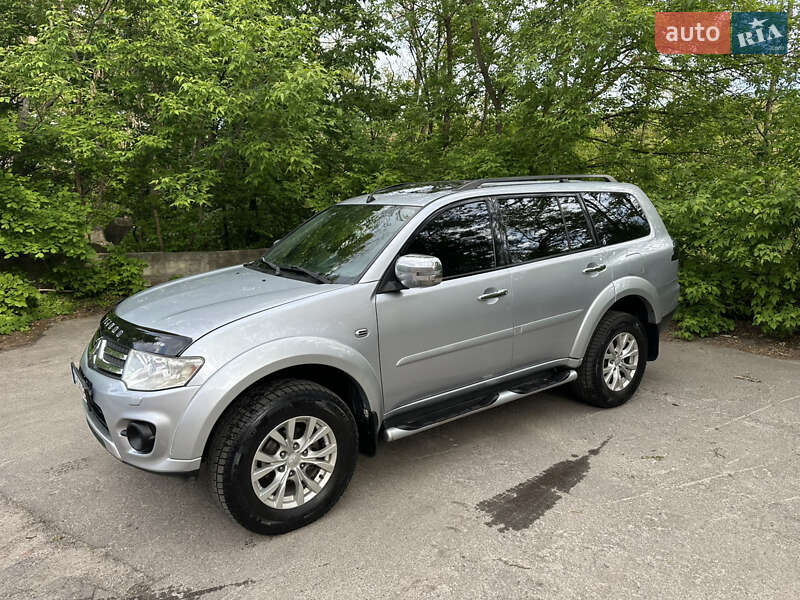 Mitsubishi Pajero sport (2015)