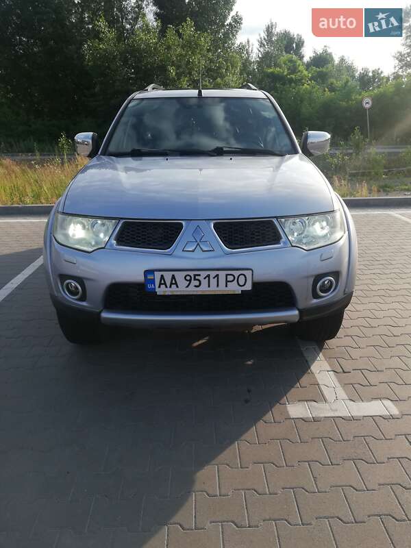 Mitsubishi Pajero sport (2010)