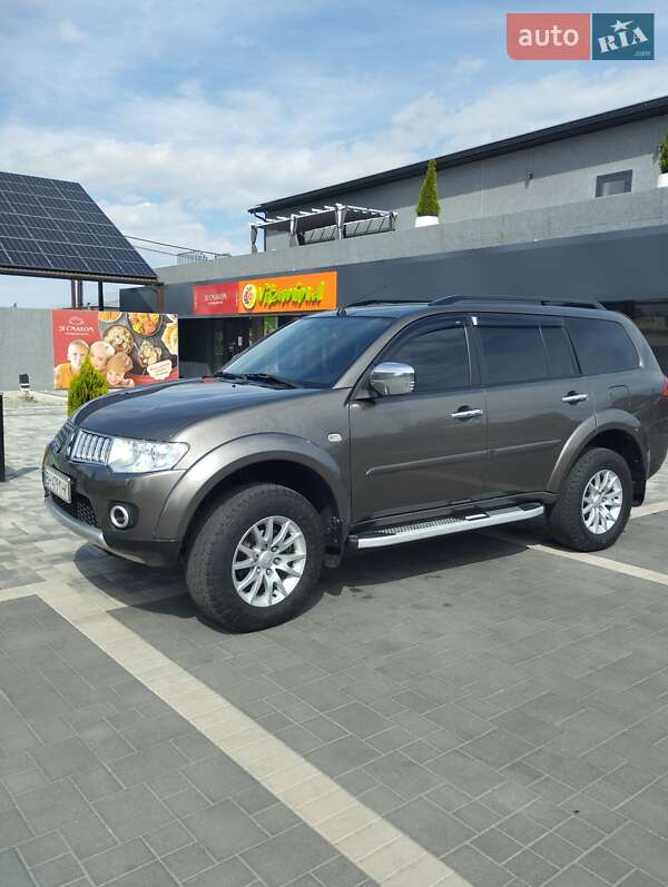 Mitsubishi Pajero sport (2011)