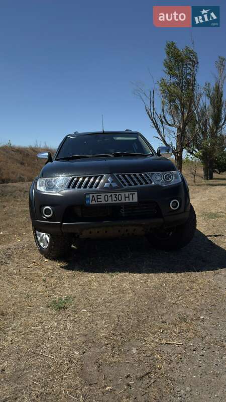 Mitsubishi Pajero sport (2011)
