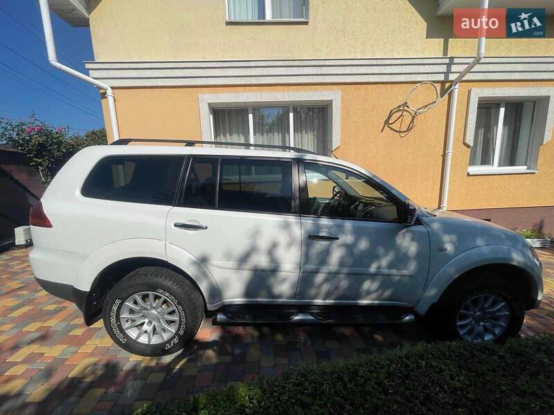 Mitsubishi Pajero sport (2010)