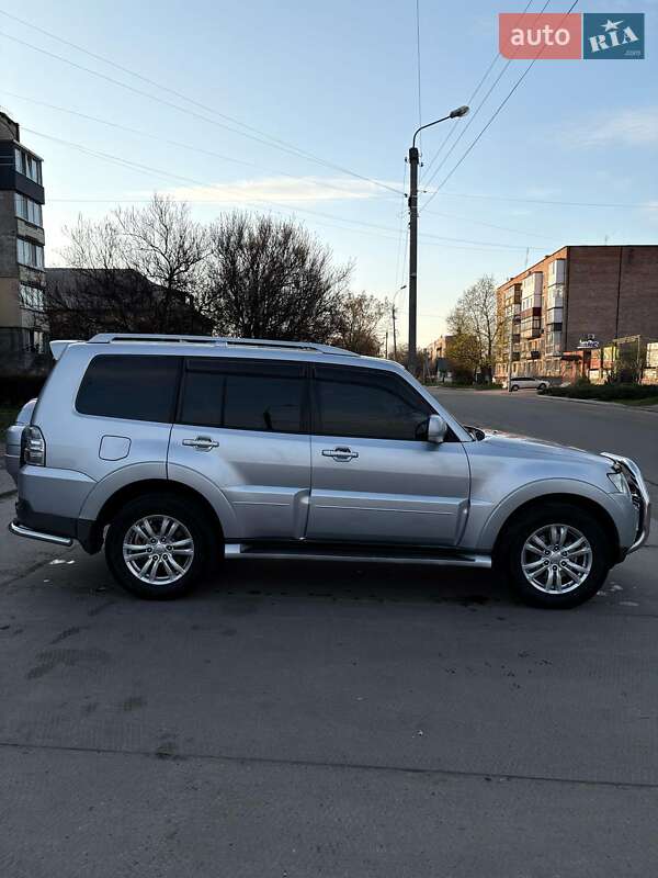 Mitsubishi Pajero wagon (2008)