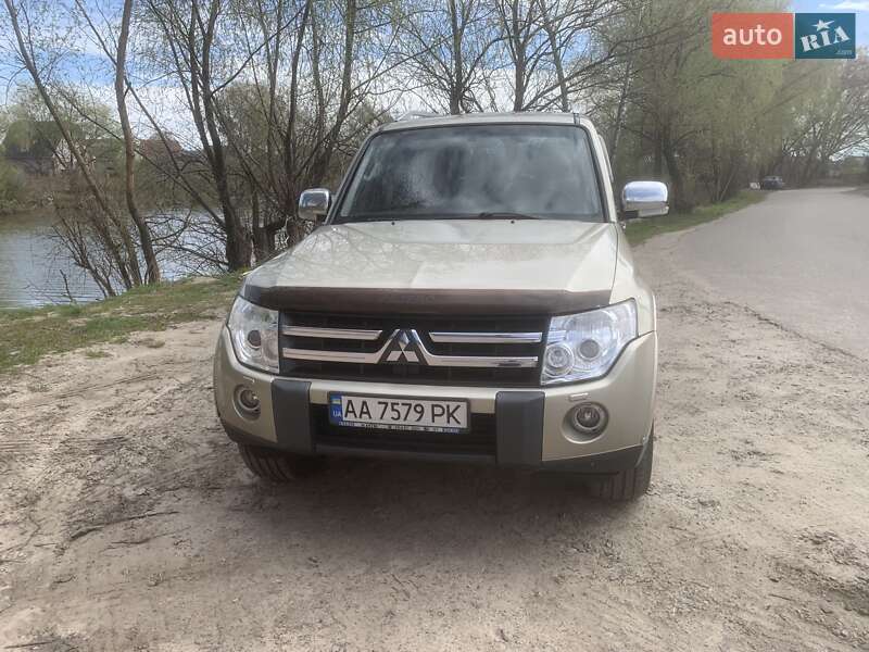 Mitsubishi Pajero wagon (2008)