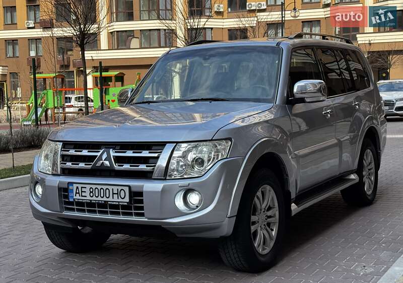 Mitsubishi Pajero wagon (2012)