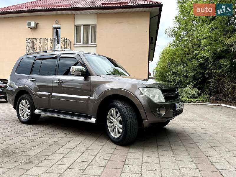 Mitsubishi Pajero wagon (2014)