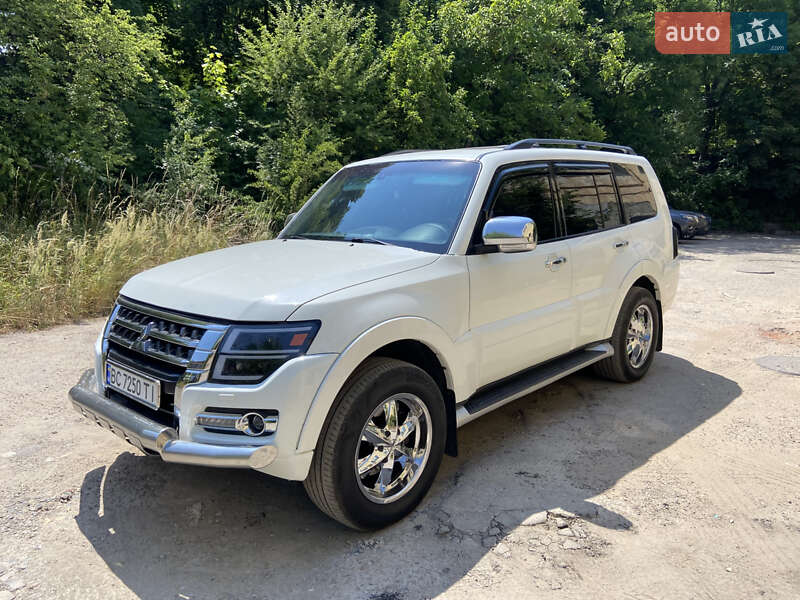 Mitsubishi Pajero wagon (2013)