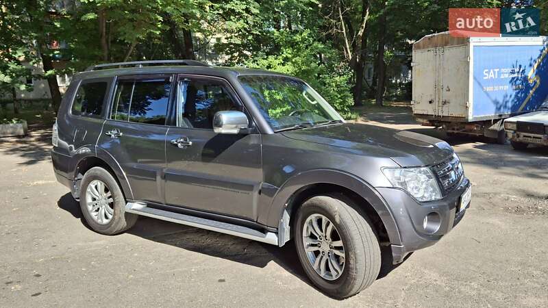 Mitsubishi Pajero wagon (2013)