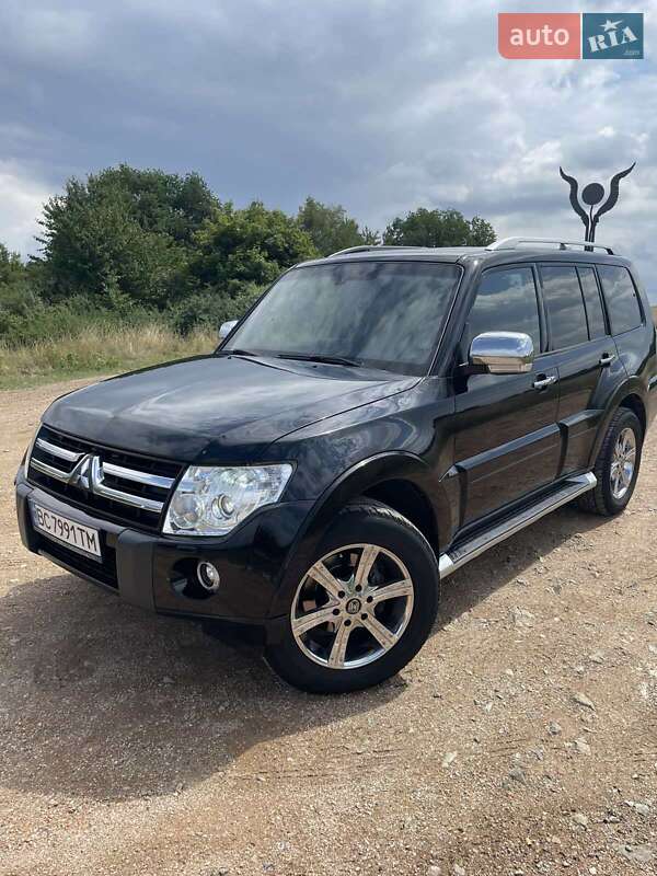 Mitsubishi Pajero wagon (2011)