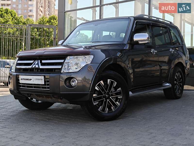 Mitsubishi Pajero wagon (2011)