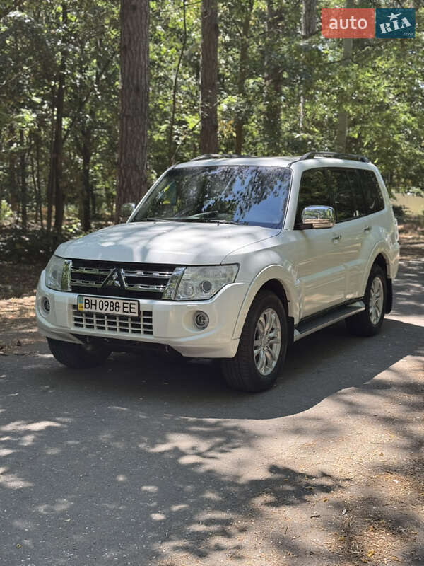 Mitsubishi Pajero wagon (2012)