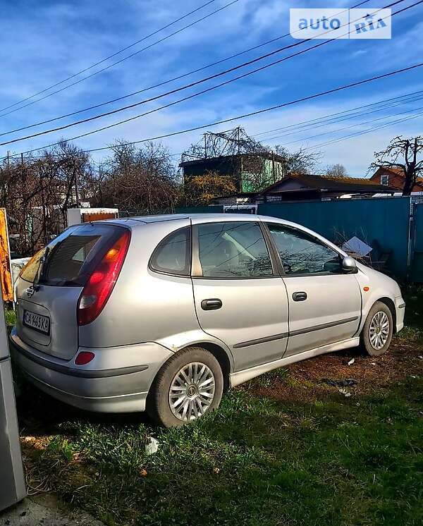 Nissan Almera tino (2001)