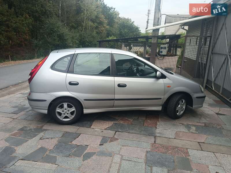 Nissan Almera tino (2004)