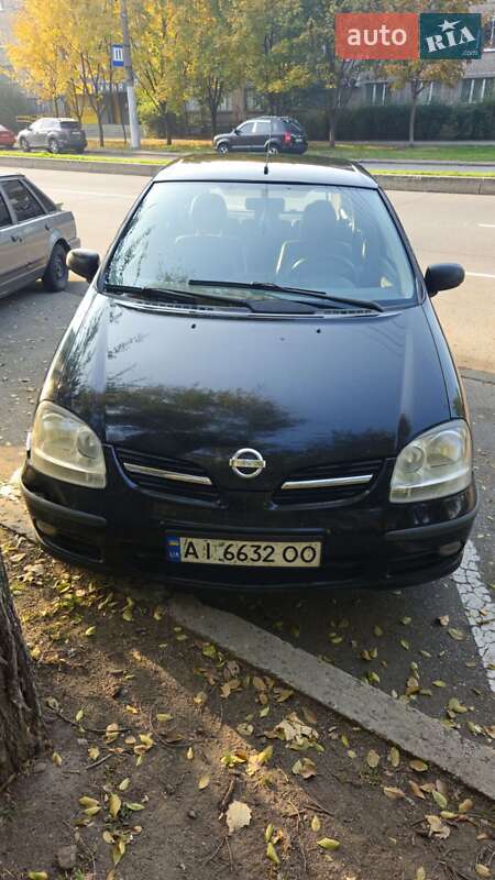 Nissan Almera tino (2003)